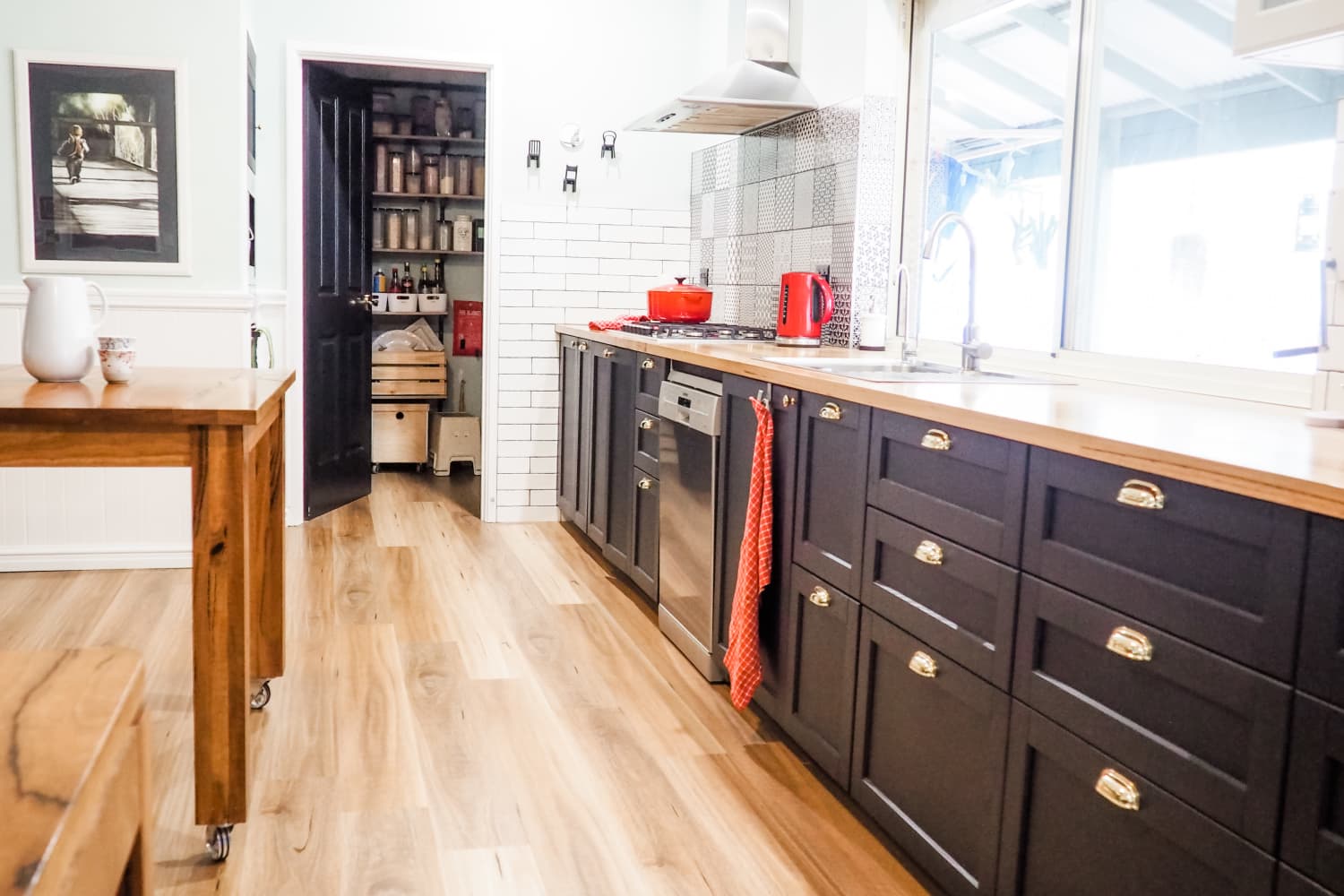 3 Lessons to Steal from This Black-and-White, Modern Farmhouse Kitchen